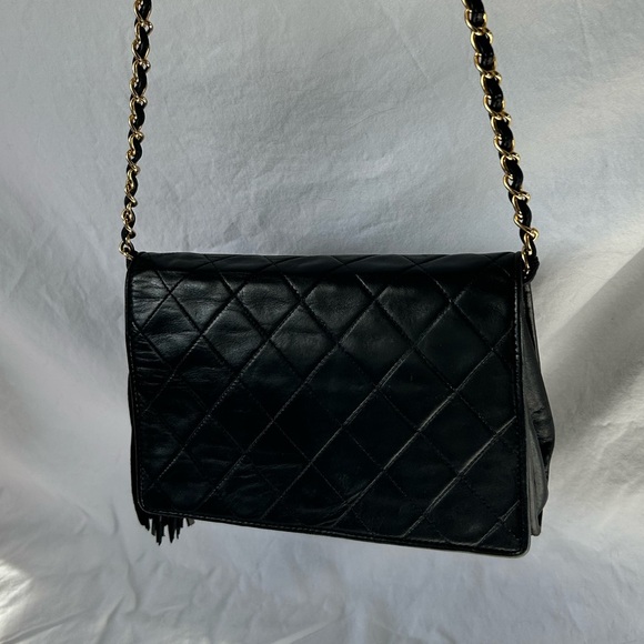 PRE-LOVED CHANEL™ 1986-88 BLACK QUILTED LAMBSKIN CC TASSEL FLAP BAG - Picture 8 of 15